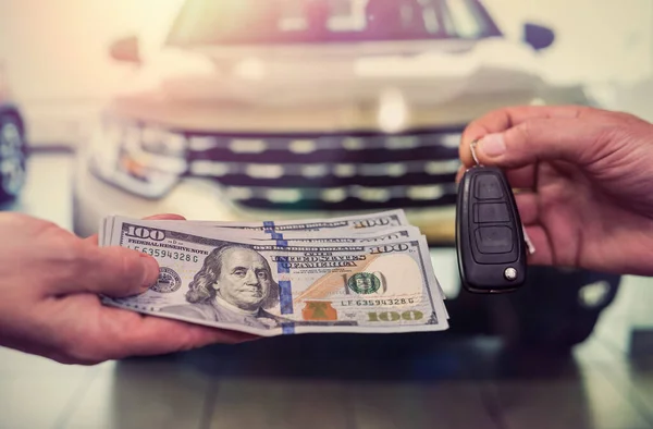 购买或租用新车的交易 把钱和车钥匙交出来金融 — 图库照片