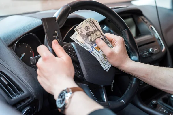 Hånda Hans Sitter Bilen Med Dollar Bilnøkkel Økonomisk Konsept – stockfoto