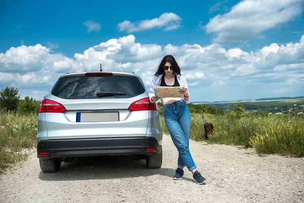 Eine Junge Hübsche Dame Steht Neben Ihrem Auto Und Sucht — Stockfoto