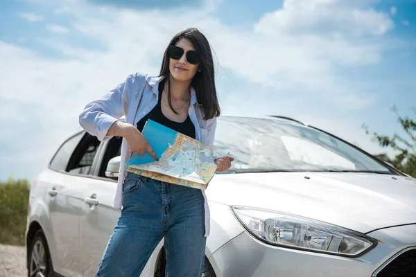 Hübsche Frau Sehen Sie Die Karte Der Nähe Von Auto — Stockfoto