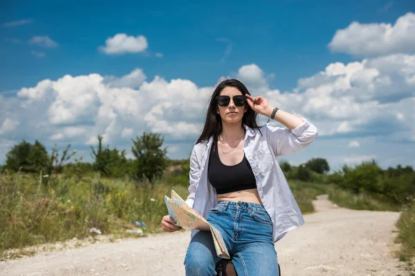 Turista Feminina Com Mapa Andando Uma Estrada Dia Ensolarado Verão — Fotografia de Stock