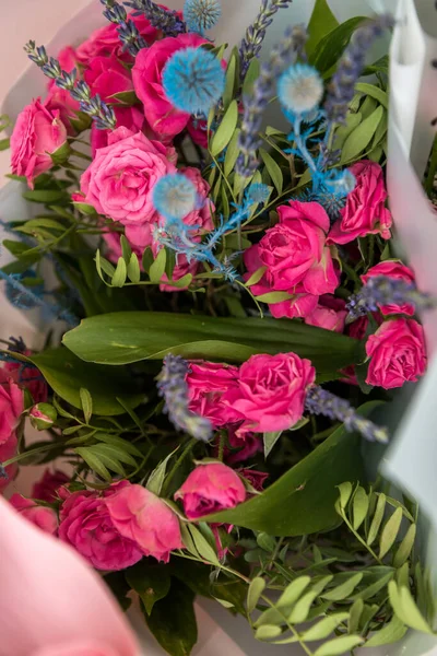 カラフルな花のクローズアップ花束 ポストカードの誕生日のためのバラ 結婚式やバレンタインデー — ストック写真