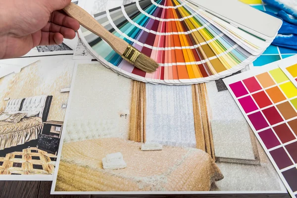 Man Handarbete Med Färgprovtagare För Design Hem Apartament Skiss Vid — Stockfoto