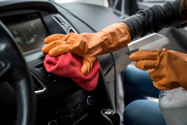 Arbetare Hand Bära Handske Rengöring Bil Interiör För Förebyggande Covid — Stockfoto