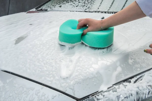 Weibliche Handreinigung Auto Dienst Mit Werkzeugen Seifenschaum Und Wasser Waschauto — Stockfoto