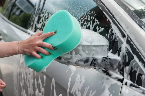 女性はスポンジと泡で車を洗う 質の高い車サービス 清潔さの概念 — ストック写真