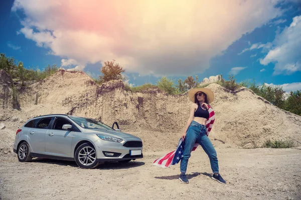 Moderne Fotosession Hübsche Frau Mit Flagge Der Nähe Von Auto — Stockfoto