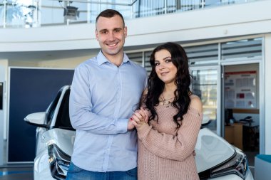 Şov salonunda arabalı mutlu aile pozu