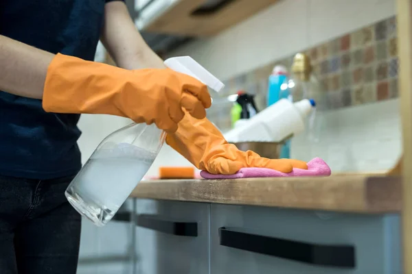 Mulher Usando Luvas Borracha Limpeza Dos Armários Cozinha Superfície Conceito — Fotografia de Stock