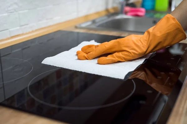 Mujer Lavando Panel Cocina Moderno Cocina Limpio — Foto de Stock