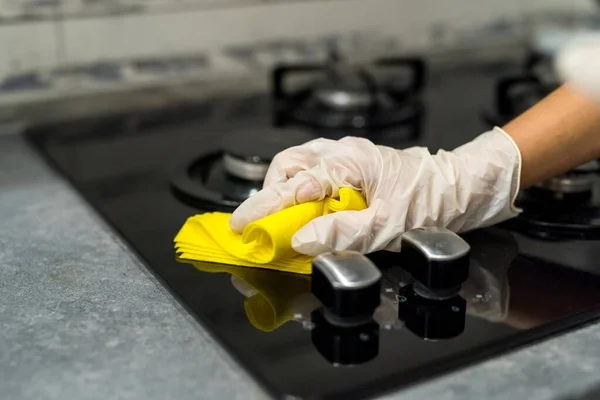 Mano Femenina Guantes Blancos Limpiando Con Una Estufa Gas Espuma — Foto de Stock