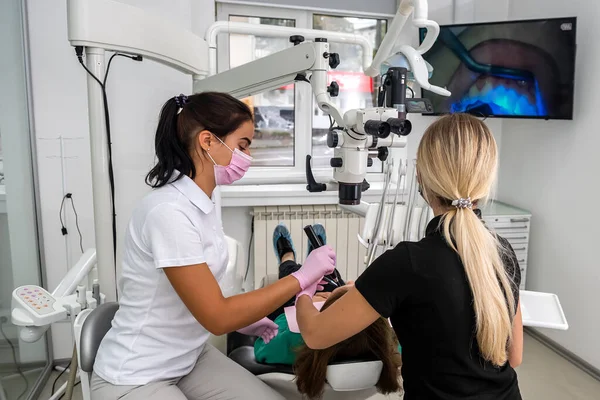 Tandlæge Bruger Professionelt Udstyr Til Blege Patientens Tænder Klinikken Sundhedspleje - Stock-foto