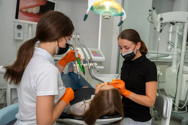 Female Doctor Treats Patient Teeth Dental Clinic Healthcare Concept — Stock Photo, Image