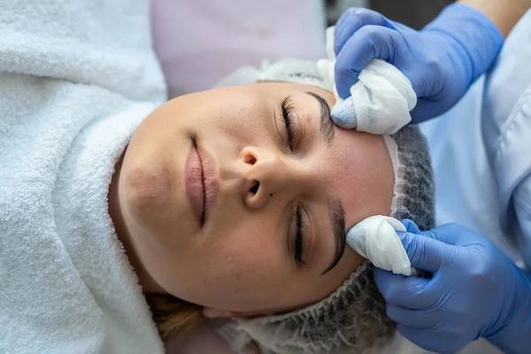 Estetista Prepara Una Donna Procedura Pulire Pelle Del Viso Con — Foto Stock