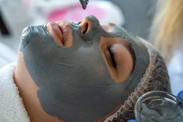 Esteticista Aplicando Máscara Facial Usando Escova Tratamento Beleza Salão Spa — Fotografia de Stock