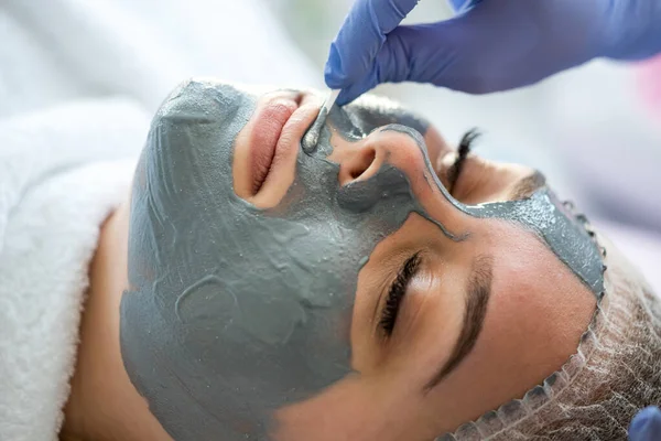 Mãos Cosmetologia Fazendo Máscara Facial Para Mulher Jovem Que Relaxante — Fotografia de Stock