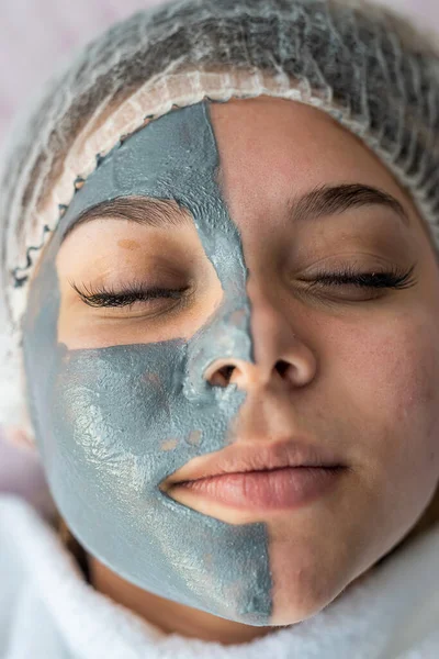 Jovem Mulher Bonita Recebendo Máscara Facial Salão Beleza Perto Feminino — Fotografia de Stock