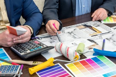 Daire çizimi, renk paleti, ofis masasında dizüstü bilgisayar ile iç mimar işi. ev planı projesi.