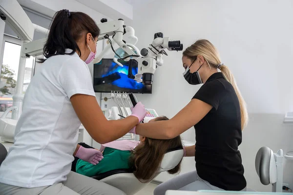 Dişçi Klinikte Dişlerini Beyazlatmak Için Ultraviyole Lamba Kullanıyor Sağlık Hizmetleri — Stok fotoğraf