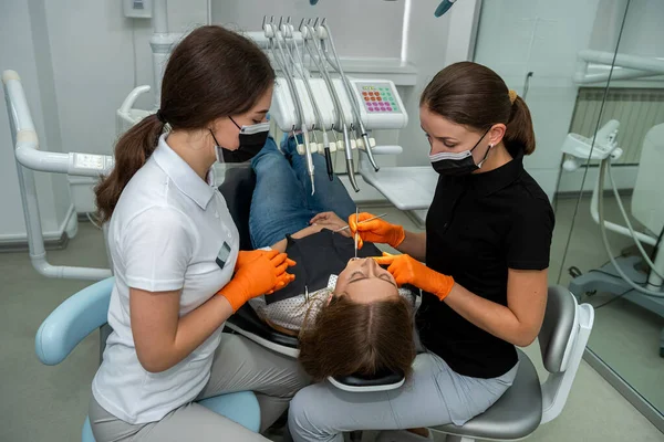 Dentystka Młoda Asystentka Naprawiają Zęby Pacjentki Ambulancie Stomatologicznym Praktyka Lekarska — Zdjęcie stockowe