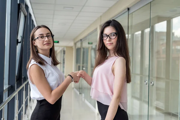 Két Fiatal Üzlettárs Vagy Ügynök Áll Épületben Miközben Előadást Tartanak — Stock Fotó