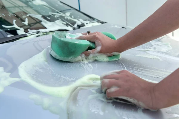 Primo Piano Mani Donna Utilizzando Spugna Verde Con Schiuma Sapone — Foto Stock