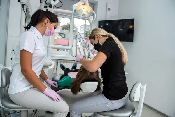 Dentista Hembra Revisando Paciente Boca Con Espejo Sonda Clínica Dental —  Fotos de Stock