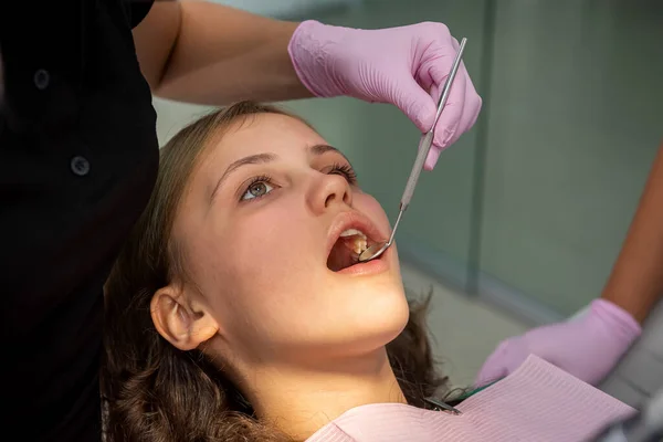 Γυναίκα Οδοντίατρος Εξετάζει Δόντια Ενός Ασθενούς Στην Κλινική Υγιεινή Του — Φωτογραφία Αρχείου