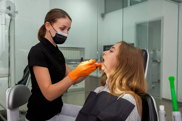 Klinikteki Genç Dişçide Gözden Geçirilen Hasta Sağlıklı Diş Ilaç Konsepti — Stok fotoğraf