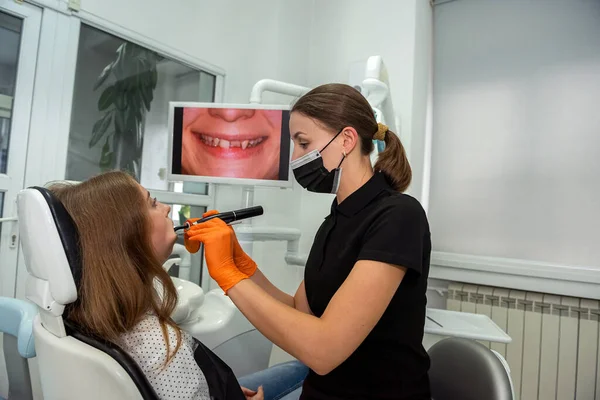 Portræt Pige Patient Tandklinikken Tandblegning Lampe Sundhedspleje Livsstil - Stock-foto