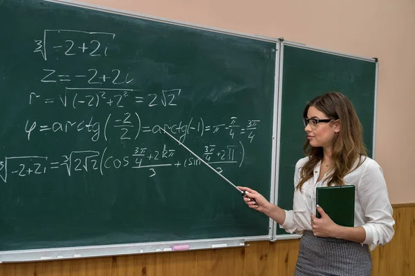 Guru Wanita Kaukasia Yang Cantik Berdiri Kelas Dekat Papan Tulis — Stok Foto
