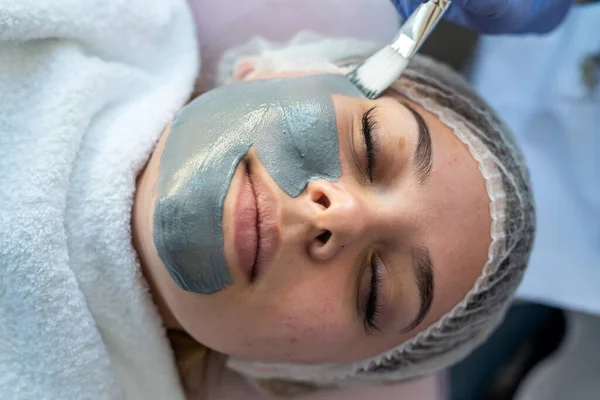 Mani Cosmetologia Rendendo Maschera Viso Giovane Donna Che Rilassano Sdraiati — Foto Stock