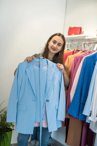 Улыбающаяся Женщина Покупатель Выбирает Новую Одежду Модной Истории Стиль Жизни — стоковое фото