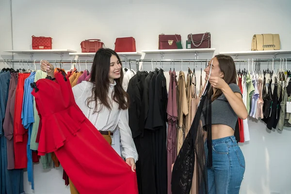 Две Женщины Модном Бутике Выбирают Платье Сезонные Скидки Покупки Чёрная — стоковое фото