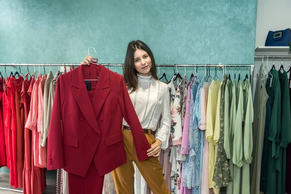 Красивая Молодая Женщина Выбирает Куртку Магазине Одежды Новый Стиль — стоковое фото