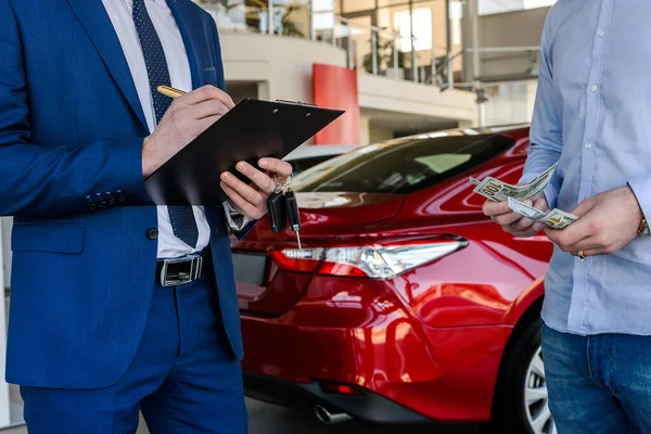 Händler Unterzeichnen Vertrag Und Käufer Zählen Geld Hautnah — Stockfoto