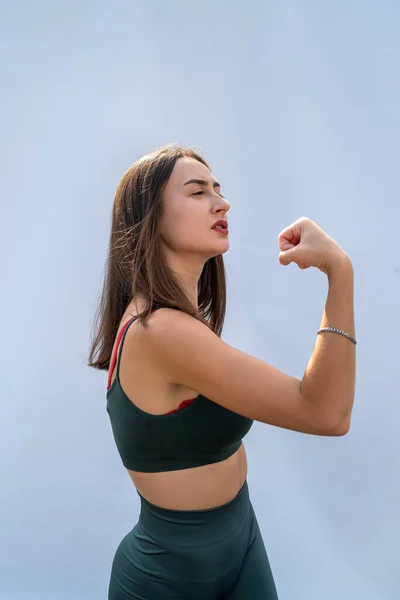 Retrato Mujer Fitness Ropa Deportiva Posando Aislado Sobre Fondo Gris —  Fotos de Stock