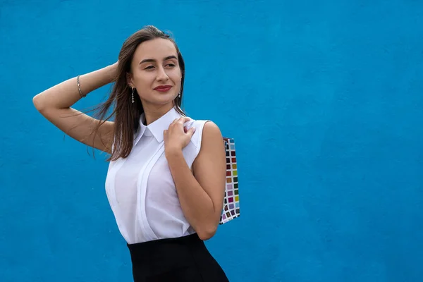 Mulher Bonita Tecido Negócios Segurando Sacos Compras Isolados Fundo Azul — Fotografia de Stock