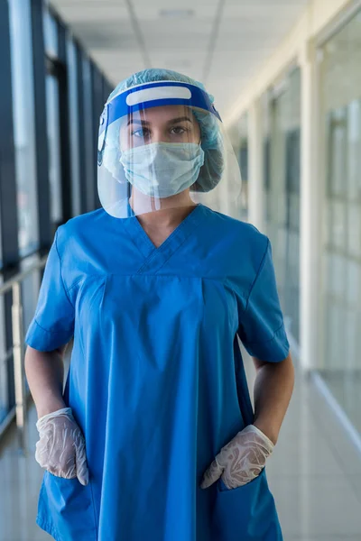 Porträt Einer Jungen Krankenschwester Blauer Uniform Und Schutzschild Zum Schutz — Stockfoto