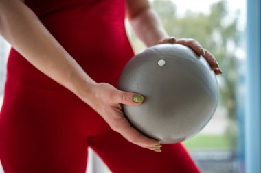 Yoga egzersizi yapan kadın evde nilüfer pozisyonunda.