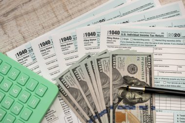 1040 vergi formu, hesap makinesi ve dolarlar. Mali konsept