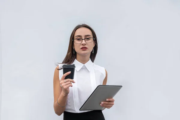 Serios Zakenvrouw Met Kopje Koffie Tablet Computer Geïsoleerd Witte Grijze — Stockfoto