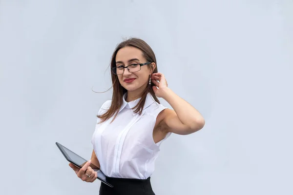 Mulher Negócios Muito Jovem Com Computador Tablet Digital Isolado Fundo — Fotografia de Stock