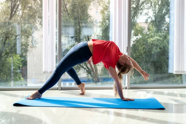 Ajuste Mujer Bonita Haciendo Yoga Solo Estiramiento Corporal Flexible Para — Foto de Stock