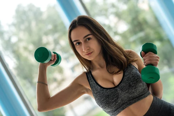 Ung Smal Kvinna Träna Med Hantel När Står Framför Fönstret — Stockfoto