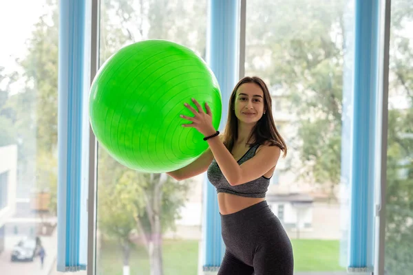 Vacker Smal Kvinna Sportkläder Gör Motion Gymmet Med Hjälp Fitball — Stockfoto