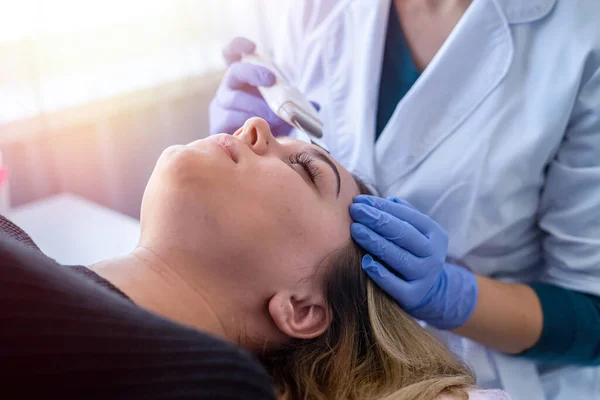 Medico Che Procedura Pulizia Ultrasonica Paziente Faccia Salone Bellezza Cura — Foto Stock