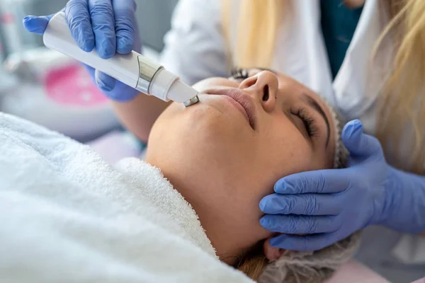 Mani Estetista Usando Dispositivo Pulizia Ultrasonica Che Procedura Donna Clinica — Foto Stock