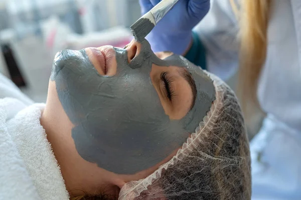 Estetista Applicare Maschera Facciale Cliente Femminile Salone Spa Sanità Pubblica — Foto Stock