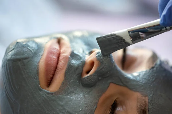 Esteticista Aplicando Mascarilla Facial Para Cliente Femenino Salón Spa Asistencia — Foto de Stock
